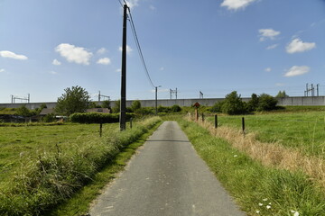 Route étroite de campagne sous un ciel bleu à Gibecq (Silly)