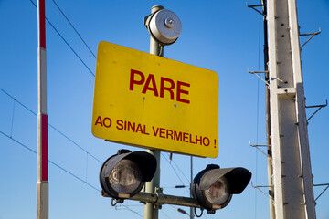 Detalhe de sinal de transito em passagem de nível, comboios.  