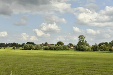 Contraste entre les zones d'ombre et sous une éclaircie sur une prairie à Hellebecq (Silly)