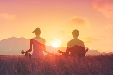 Fototapeta premium Couple practicing meditation at sunset 