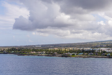 Fototapeta premium Coastal View of Kailua-Kona, Hawaii with Homes Near the Ocean Under Cloudy Skies