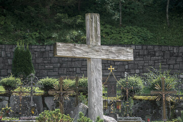 Hölzernes Kreuz am Friedhof in Gerlos