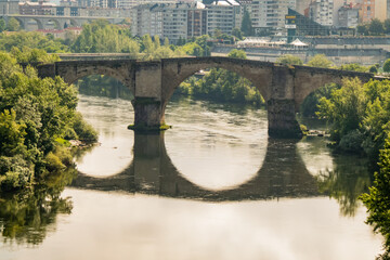 Fototapeta premium landscape of the roman bridge in orense, galicia