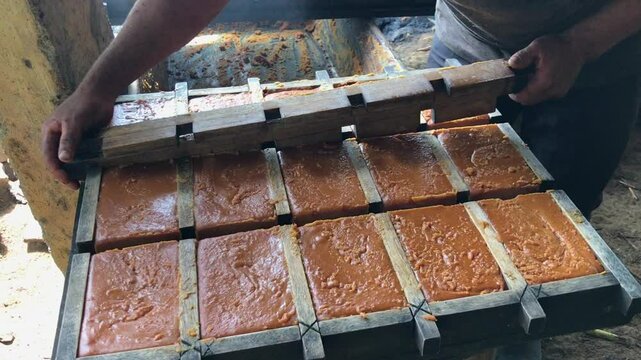 sacando panela del molde artesanal 