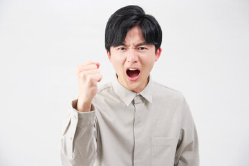 男性　20代　怒る　白背景