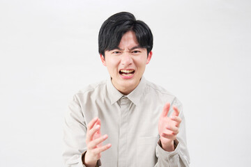 男性　20代　文句を言う　白背景