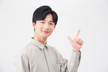 男性　チェックサイン　20代　白背景