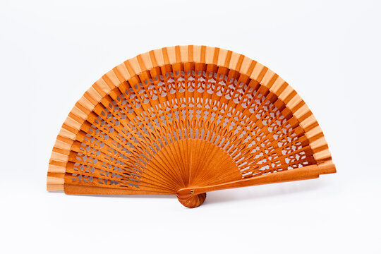 Abanico tradicional espa&ntilde;ol de madera abierto, pintado con diferentes motivos y colores