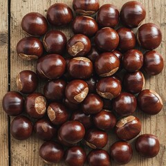 Obraz premium Many chestnuts on a wooden table, top view.