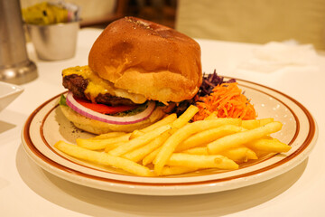 ハンバーガーとフライドポテト