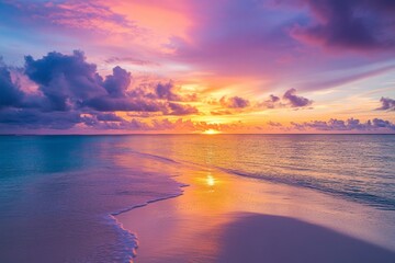 Obraz premium Stunning sunset over tranquil beach