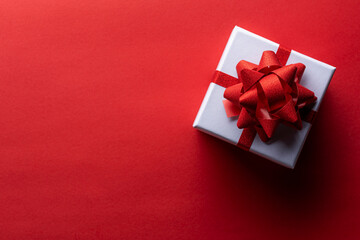 赤色の背景に置かれたプレゼントの箱