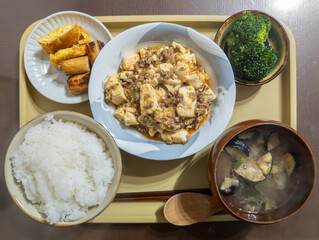 トレイに載せた麻婆豆腐定食