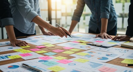 Obraz premium Business meeting with data charts and sticky notes