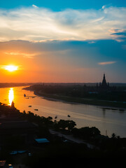 Fototapeta premium Mandalay, vom Irrawaddy aus betrachtet bei Sonnenaufgang, Myanmar