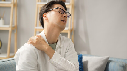 男性　肩こり © Takahiro