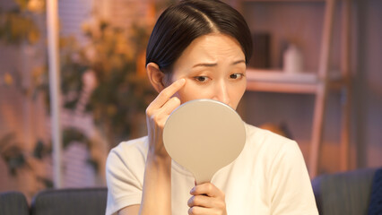 女性　スキンケア　肌トラブル