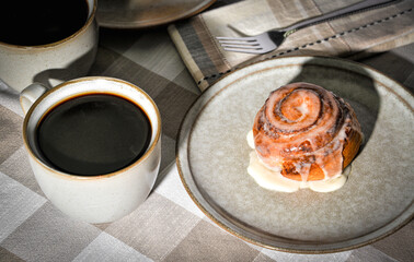 Cinnamon rolls on plates with coffee
