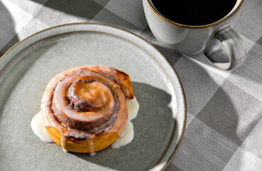Cinnamon rolls on plates with coffee
