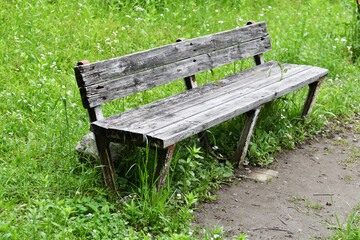 公園の古いベンチ
