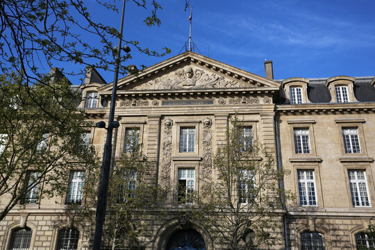 Fa&ccedil;ade de la Caserne V&eacute;rines devant la place de la R&eacute;publique &agrave; Paris
