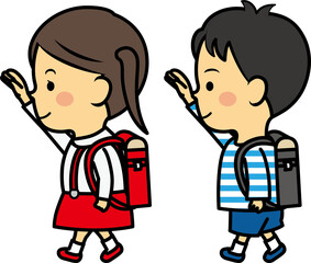 ランドセルを背負って手を上げて歩く小学生男女