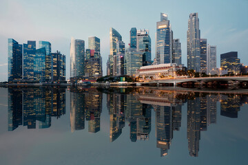 Obraz premium The urban skyline of Singapore's Marina Bay CBD and its reflection.