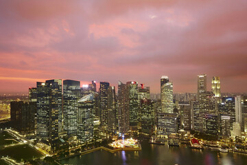 Fototapeta premium The urban skyline of Singapore's Marina Bay CBD under the evening glow.