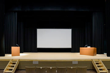 大きな会場で行う講演会やセミナー風景のイメージ