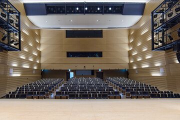 大きな会場で行う講演会やセミナー風景のイメージ