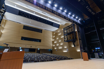 大きな会場で行う講演会やセミナー風景のイメージ