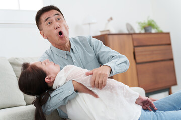 倒れるシニア女性を助けるシニア男性