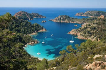 Obraz premium Secluded cove with turquoise water and yachts