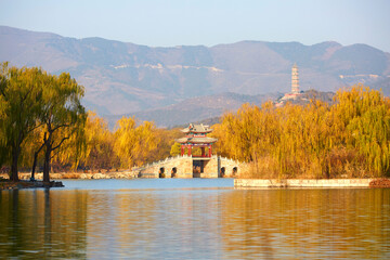 Obraz premium Beijing Summer Palace autumn landscape with lake and traditional buildings of pavilion and tower
