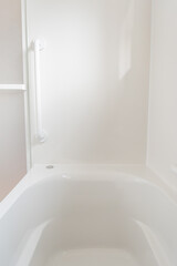 浴室のイメージ　　清潔な白を基調とした浴室のイメージ