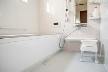 浴室のイメージ　　清潔な白を基調とした浴室のイメージ