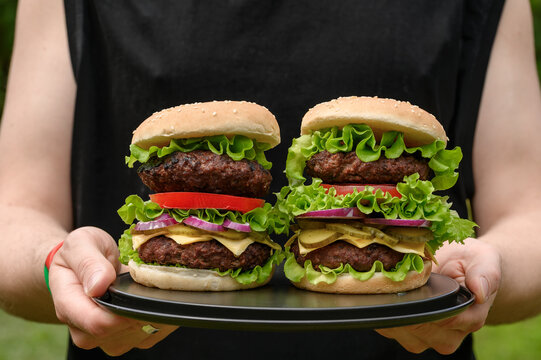 Podw&oacute;jne burgery z mięsem wołowym, domowy fast food z przepisu babci, grillowa maj&oacute;wka 