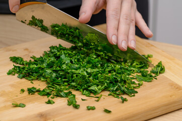 Nać pietruszki zielony pęczek siekany nożem z bliska