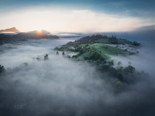 nieblas al amanecer desde punto de vista aéreo