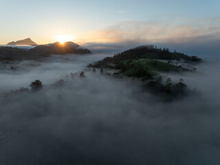 nieblas al amanecer desde punto de vista aéreo