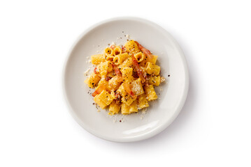 Piatto di pasta alla carbonara visto dall'alto e isolato su fondo bianco, ricetta tradizionale della cucina romana, cibo italiano 