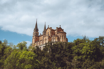 Obraz premium Basílica de Santa María la Real de Covadonga, Picos da Europa, Spain