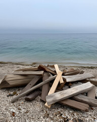 use of wood waste,wood recycling,wood scraps,wood pieces,wooden debris,wood waste reuse,eco-friendly wood use,wood waste management,wood scraps beach,wooden pieces beach,local beach wood,driftwood,bea