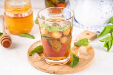 Mint and honey iced tea drink