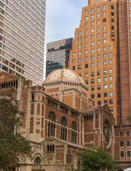 Iglesia de San Bartolomé en el 325 Park Avenue. Paisaje urbano de Nueva York grandes rascacielos en el centro de la isla de Manhattan.