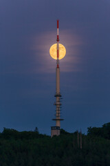 Obraz premium Vollmond über dem Funkturm an der Nordhelle