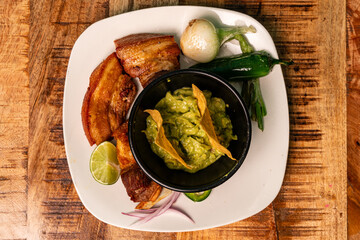 Fried pork rinds with guacamole 