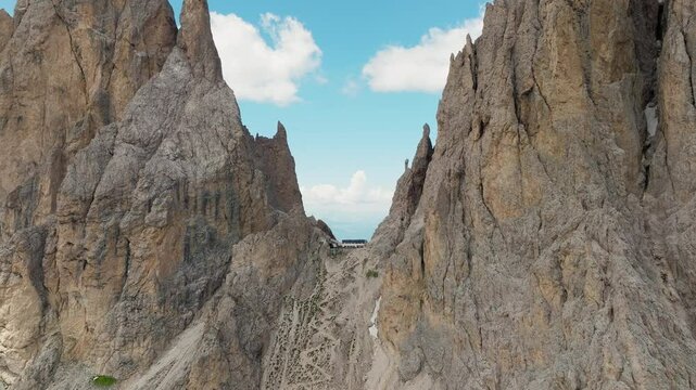 Drone video of Toni Demetz Refuge in Forcella del Sassolungo, offering panoramic views of the surrounding Dolomites, jagged peaks, and hikers&rsquo; paradise below