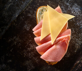 Halbes Baguette mit Schinken und Gouda und Remouladensauce, belegtes Brot, 