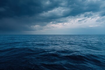 Obraz premium Ocean under a cloudy and stormy sky